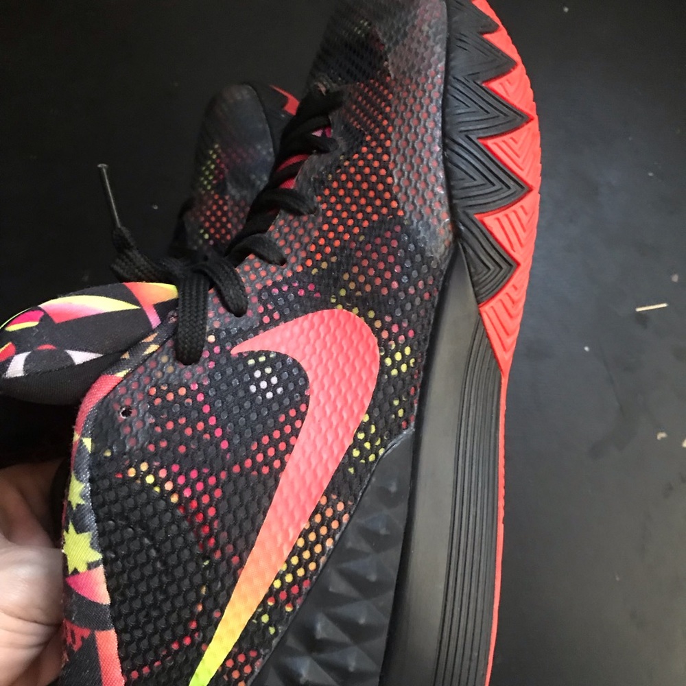 Kyrie Men’s size:8.5